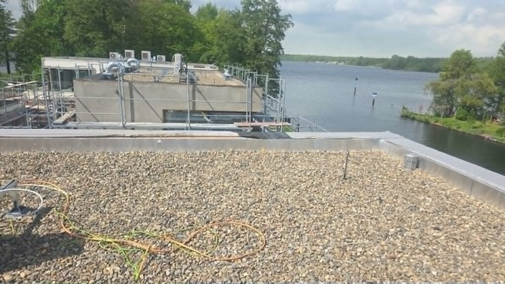 Flachdachabdichtung Berlin mit Lüfter und Kiesbelag Magrobau
